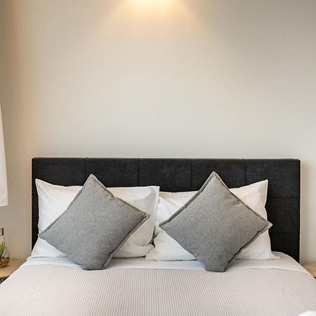 White & Gray Apartment ريثيمنو المظهر الخارجي الصورة