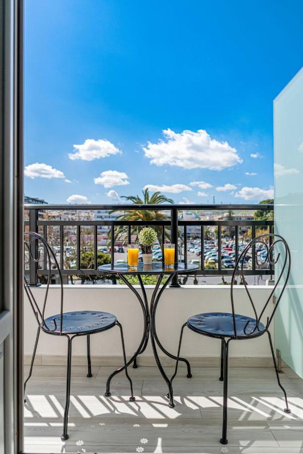 White & Gray Apartment ريثيمنو المظهر الخارجي الصورة