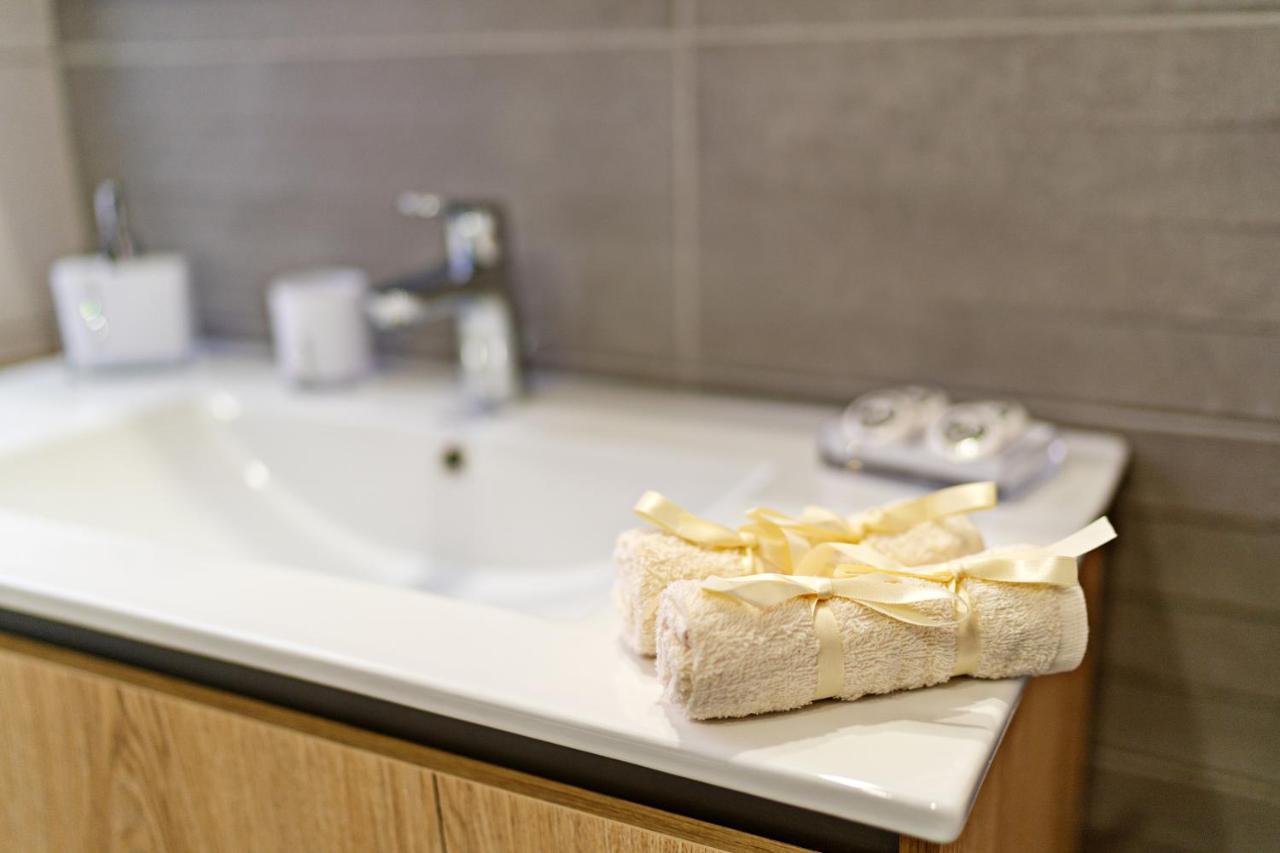White & Gray Apartment ريثيمنو المظهر الخارجي الصورة